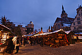 Weihnachtsmarkt am Schillerplatz, Altes Schloss im Hintergrund, Stuttgart, Baden-Württemberg, Deutschland
