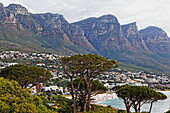 Strand von Camps Bay mit den 12 Aposteln des Tafelbergs im Hintergrund, Kapstadt, RSA, Südafrika, Afrika