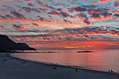 Sonnenuntergang am Strand, Camps Bay, Kapstadt, West-Kap, RSA, Südafrika, Afrika