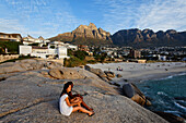 Strand von Camps Bay mit den 12 Aposteln des Tafelbergs im Hintergrund, Kapstadt, RSA, Südafrika, Afrika