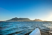 Blick vom Schiff auf Tafelberg und Kapstadt, Western Cape, Südafrika, Afrika
