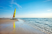 Katamaran am Strand, St. Peter-Ording, Nordfriesland, Schleswig-Holstein, Deutschland