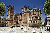 Plaza Mayor e Iglesia de San Andrés Villanueva de los Infantes,  provincia de Ciudad Real,  Castilla la Mancha,  Spain