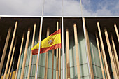 Bandera a media asta en Pabello´n de Espan~a; Exposicio´n internacional sobre Agua y Desarrollo sostenible; Expo Zaragoza 2008; Zaragoza; Arago´n; Espan~a
