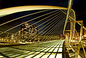 Vista del puente Zubizuri con su pasarella de cristal