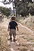 niño paseando por el campo