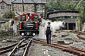 Locomotora a vapor en un pueblo de Gales,  Reino Unido.,  Steam locomotive in a village in Wales,  UK.
