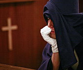 Una penitente en una procesión de la Semana Santa de Granada,  Andalucía,  España.,  A penitent in a procession of Holy Week in Granada,  Andalucia,  Spain.