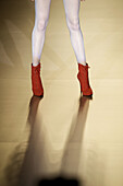 Füße eines Laufsteg-Models mit roten Stöckelschuhen. Madrid. IFEMA. Cibeles Madrid Modewoche, 09/10