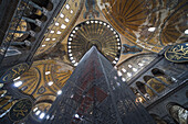 Kuppelraum, gewaltige Kuppel, Blick Untersicht nach oben in die Kuppel, Baugerüst zur Sanierung der Kuppel, Kalligrafietafeln mit den Namen Allahs, Mohammeds und der Kalifen, Mosaik, Istanbul