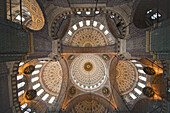 Kuppelraum Yeni Camii Moschee, Neue Moschee, gewaltige Kuppel, Blick Untersicht nach oben in die Kuppel, Fensterbänder, Kalligrafietafeln, Istanbul