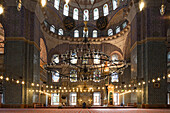 Kuppelraum Yeni Camii Moschee, Neue Moschee, gewaltige Kuppel, Kronleuchter im Kuppelraum, Fensterbänder, Kalligrafietafeln, Istanbul