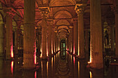 historische Wasserversorgung, Trinkwasser, Zisterne gegenüber Hagia Sophia, unterirdische Gewölbe, illuminiert, Istanbul