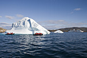 Passagiere von Kreuzfahrtschiff MS Deutschland fahren im Schlauchboot zu einem Eisberg, Kitaa, Grönland