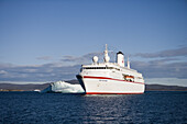 Kreuzfahrtschiff MS Deutschland und Eisberge im Sonnenlicht, Kitaa, Grönland