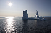 Blick auf Eisberge vom Ilulissat Kangerlua Isfjord im Sonnenlicht, Diskobucht, Kitaa, Grönland