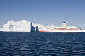 Kreuzfahrtschiff MS Deutschland (Reederei Peter Deilmann) vor Eisberg mit Loch vom Ilulissat Kangerlua Isfjord, Ilulissat (Jakobshavn), Diskobucht, Kitaa, Grönland