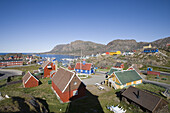 Holzhäuser an der Küste unter blauem Himmel, Sisimiut, Kitaa, Grönland