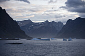 Eisberge und Einfahrt zum Prins Christian Sund unter Wolkenhimmel, Kitaa, Grönland
