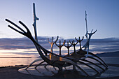 Skulptur eines Wikingerschiffs an der Küste am Abend, Reykjavik, Island, Europa