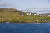 Fischzucht in Bucht und Häuser, Insel Streymoy, Färöer Inseln