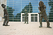 Sculpture Ganz große Geister by Thomas Schütte (1998-2004), Saalbau Philharmonie (1950-54), Concert hall, Essen, Ruhrgebiet, North Rhine-Westphalia, Germany, Europe