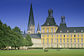 Hofgarten, Kurfürstliches Schloss, heute das Hauptgebäude der Bonner Universität, Bonn, Nordrhein-Westfalen, Deutschland