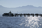 Fährschiff am Hauptsteg im Hintergrund Kampenwand, Fraueninsel, Chiemsee, Chiemgau, Bayern, Deutschland