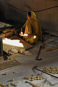 Golden Temple, Sikh woman preparing chapatis, Sikh holy place, Amritsar, Punjab, India, Asia
