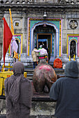 Menschen vor dem Kedernath Tempel, Shiva Heiligtum, Kedernath, Uttarakhand, Indien, Asien