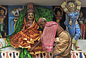 Brahmane kleidet weibliche Gottheit am Eingang des Jagannatha Tempel neu ein, Puri, Orissa, Indien, Asien