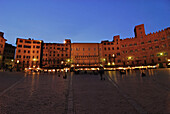 Menschen auf der Piazza del Campo am Abend, Siena, Toskana, Italien, Europa
