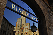Altstadt mit Geschlechtertürmen spiegelt sich im Fenster eines Restaurants, San Gimignano, Toskana, Italien, Europa