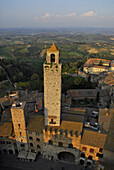 Blick vom Turm auf die Altstadt mit Geschlechtertürmen, San Gimignano, Toskana, Italien, Europa