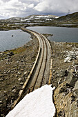 Blick auf alte Bahngleise, Rallarweg, Nationalpark Hardangervidda, Hordaland, Südnorwegen, Norwegen, Skandinavien; Spätsommer; Hochebene; Fjell, Europa