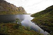 Blick auf den von Bergen umgebenen See Agvatnet, Lofoten, Norwegen, Skandinavien, Europa