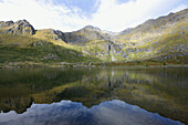 Blick auf den von Bergen umgebenen See Agvatnet, Lofoten, Norwegen, Skandinavien, Europa