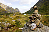 Steinhaufen als Wegmarkierung in den Bergen, Lofoten, Norwegen, Skandinavien, Europa