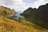 Blick auf den von Bergen umgebenen See Agvatnet, Lofoten, Norwegen, Skandinavien, Europa