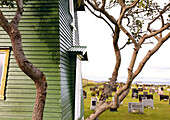 Friedhof hinter einem Haus am Meer, Lofoten, Nordnorwegen, Norwegen, Skandinavien, Europa