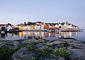Dorf am Wasser im Abendlicht, Skagerrak, Sorland Südnorwegen, Norwegen, Skandinavien, Europa