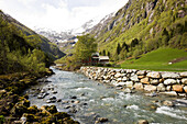 Hof am Fluß Buerelvi im Buerdalen, Hordaland, Westnorwegen, Norwegen, Skandinavien, Europa