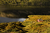 Rotes Holzhaus am See Mannsvatnet auf dem Solfjellet, Folgefonn Halbinsel, Kvinnherad,  Westnorwegen, Norwegen, Skandinavien, Europa