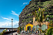 Restaurants an der Uferpromenade im Sonnenlicht, Puerto Tazacorte, La Palma, Kanarische Inseln, Spanien, Europa