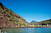 Der Küstenort Puerto Tazacorte unter blauem Himmel, Caldera de Taburiente, La Palma, Kanarische Inseln, Spanien, Europa