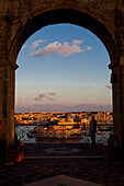 Abendstimmung über Vittoriosa mit Fort Saint Angelo von den Upper Barrakka Gardens aus gesehen, Valletta, Malta, Europa