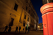 Rote Briefkasten in der Stadt am Abend, Valletta, Malta, Europa