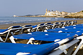 Sonnenliegen am menschenleeren Strand, Sitges, Katalonien, Spanien, Europa