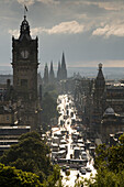 Blick vom Calton Hill auf die Princes Street und Balmoral Hotel, Edinburgh, Schottland, Europa