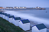 Strandhäuschen und Pier in Southwold, East Anglia, Suffolk, England, Großbritannien, Europa